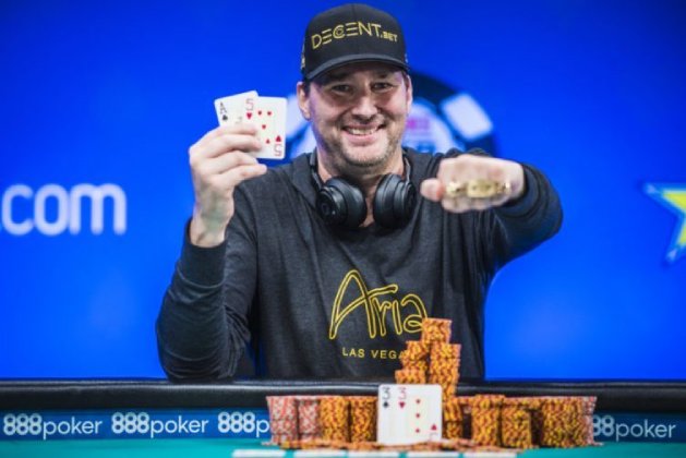 Phil Hellmuth with his WSOP bracelet