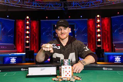 A picture of Jason Koon holding his World Series of Poker bracelet