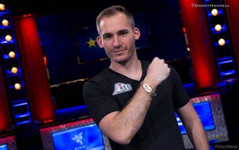 A picture of Justin Bonomo wearing a WSOP bracelet